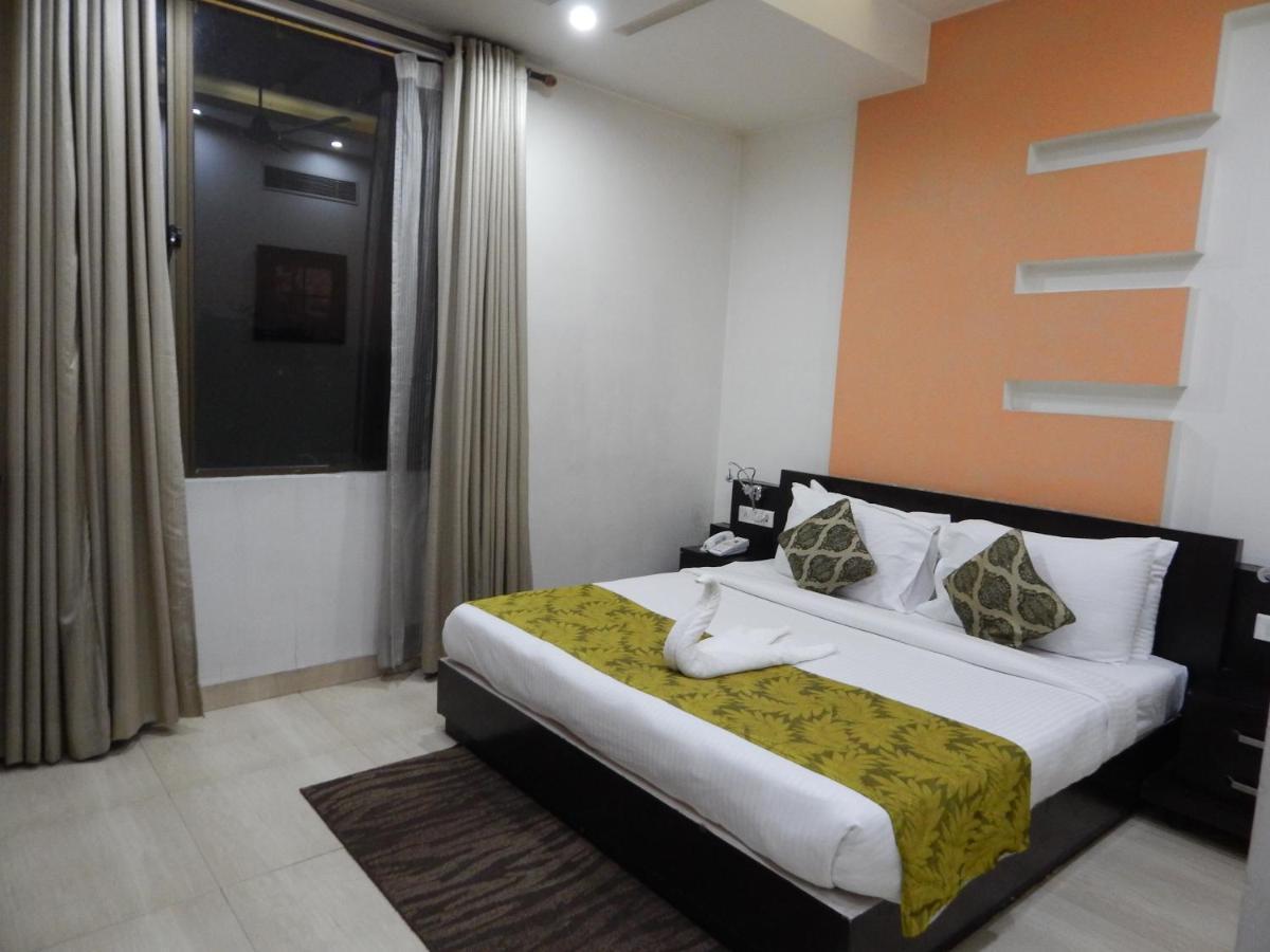 Hotel The Marque Mathura Exterior foto