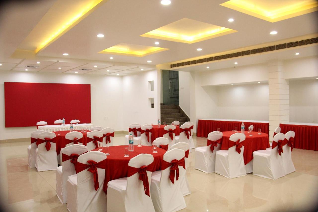 Hotel The Marque Mathura Exterior foto