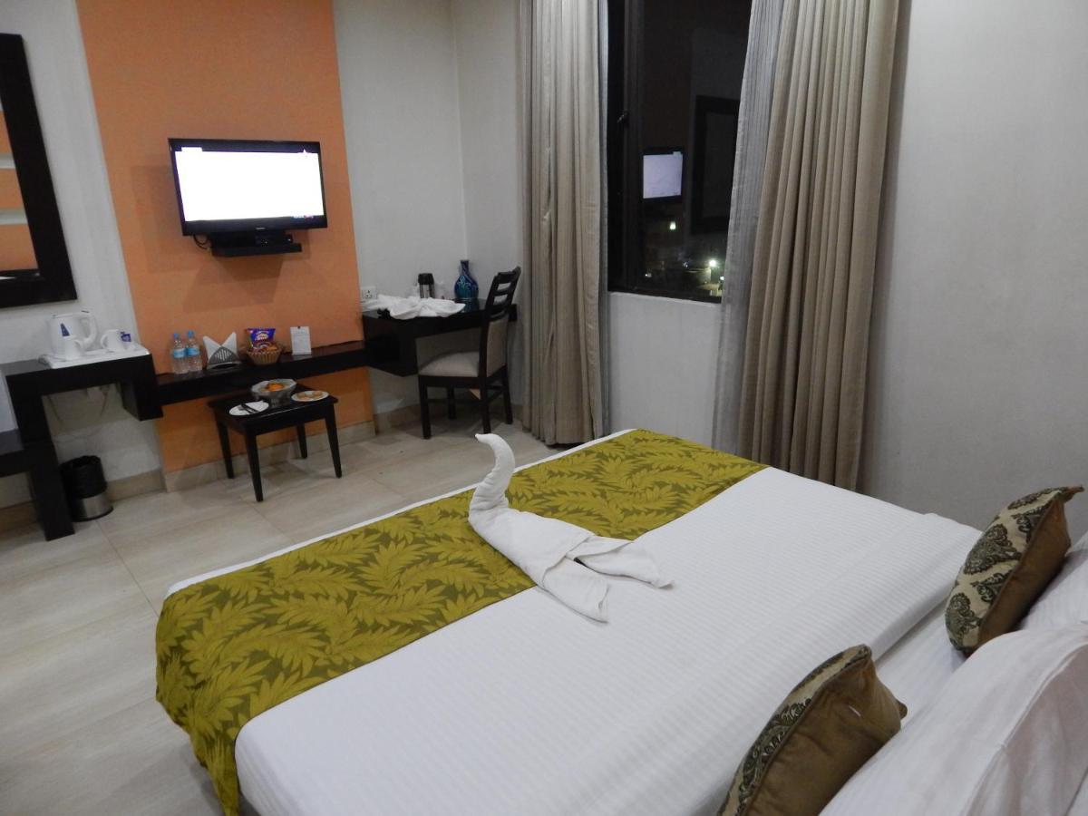 Hotel The Marque Mathura Exterior foto